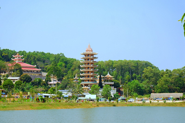Ly kỳ nữ “Thần đèn” phá lời đồn chạm long mạch ở ngôi chùa thiêng