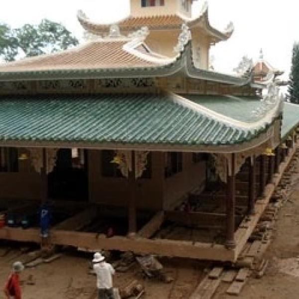 Di dời chùa Vạn Linh tại Núi Cấm An Giang nặng hơn 3000 tấn xoay 180 độ xề ngang 20m